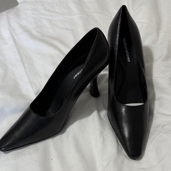 Naturalizer Classic Black Heels - Picture 1 of 5